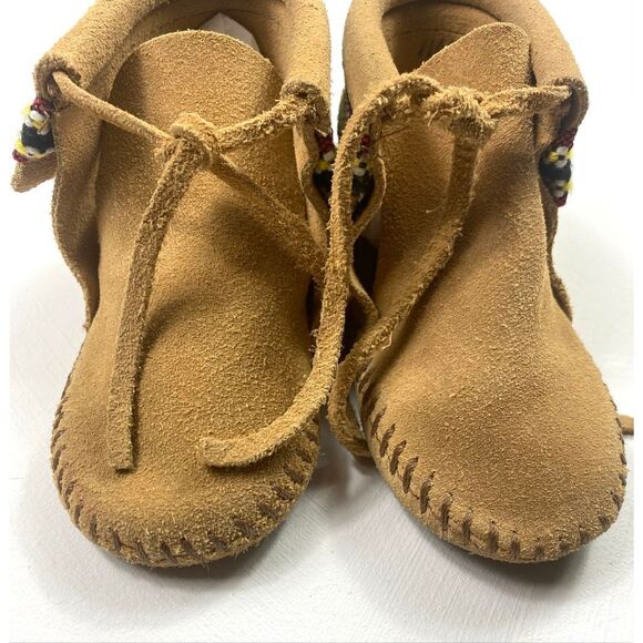 Minnetonka Infant Suede Moccasin Booties Tan Lace Up Crib Shoes Size 5 - Picture 3 of 9